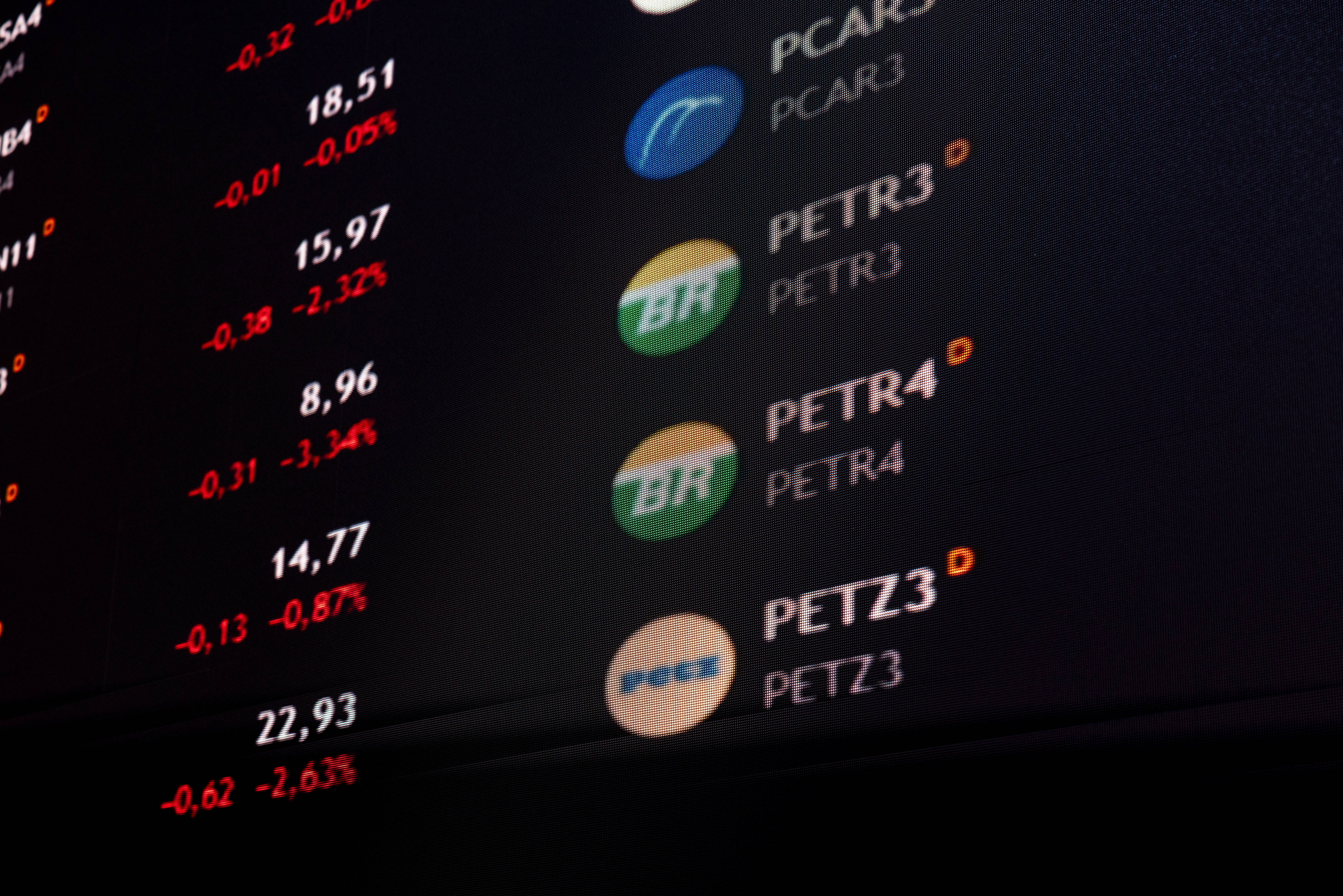 Magalu e Assaí lideram perdas na Bolsa; ações recuam quase 50%
