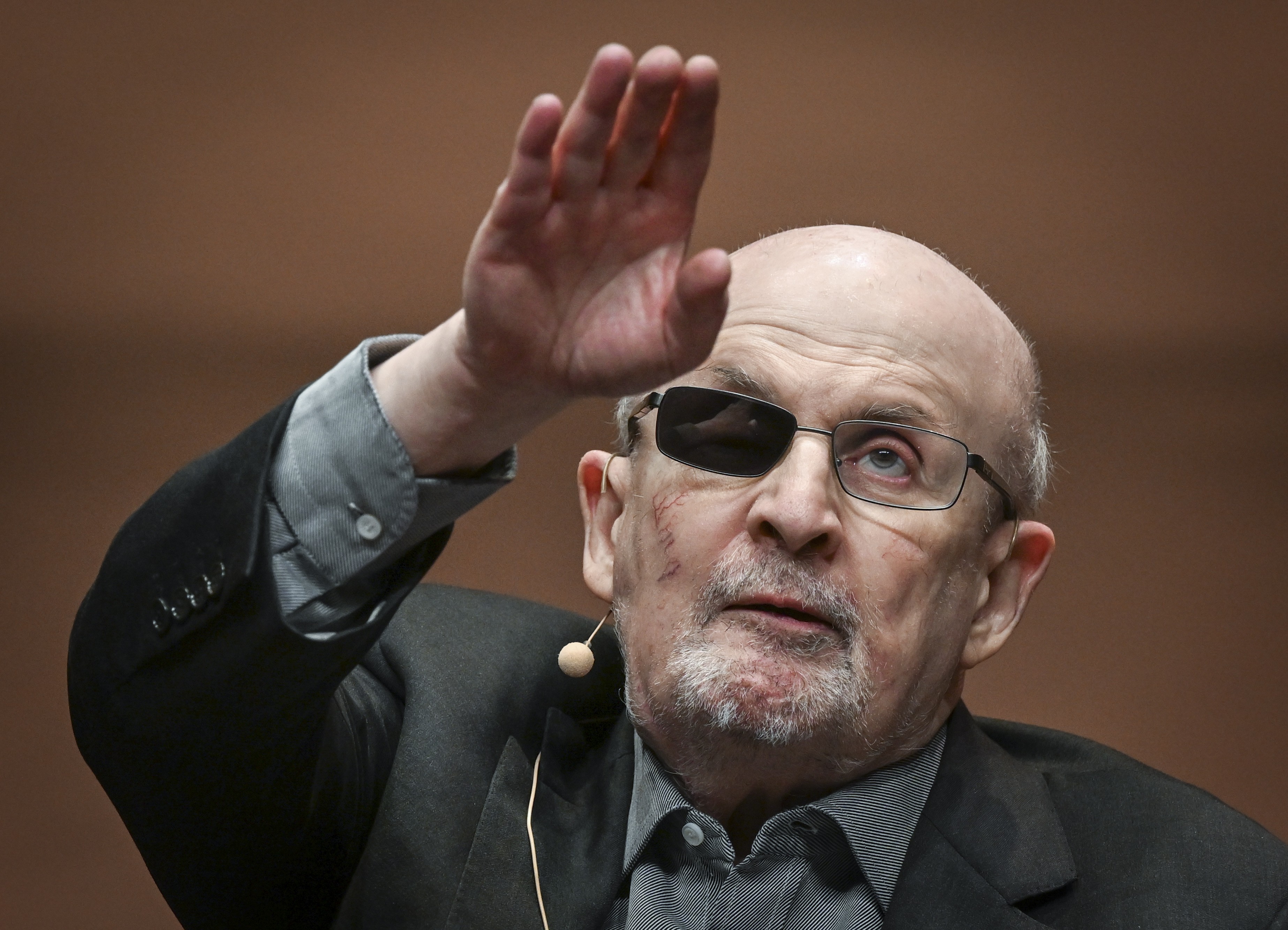 Vivo e ativo, a melhor vingança: o que aconteceu com Salman Rushdie
