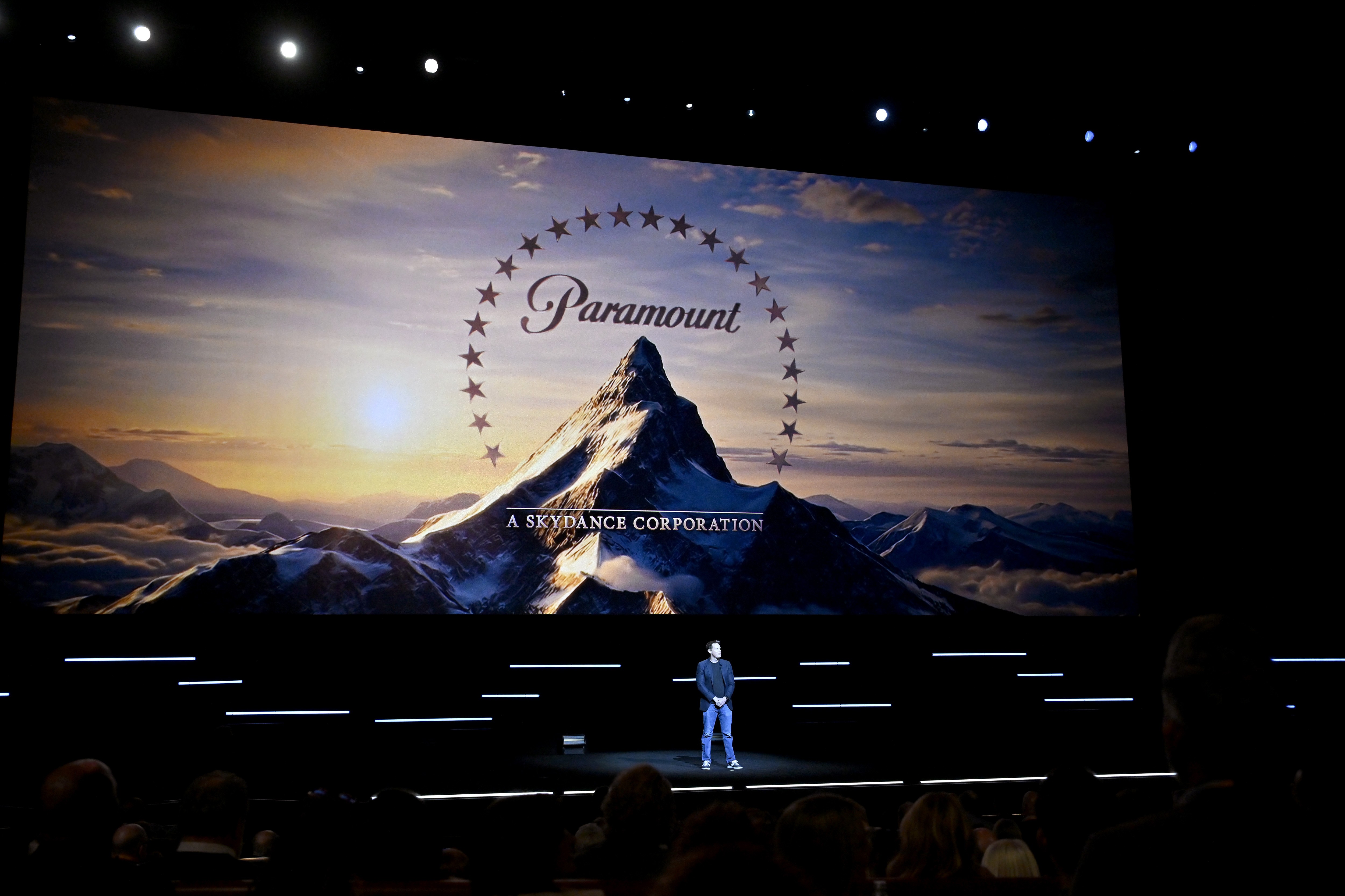 Qual foi o valor do acordo bilionário entre Paramount e Warner Bros.