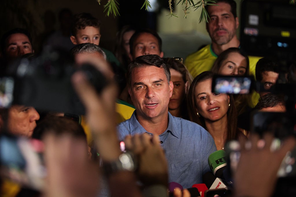 Campanha de Flávio Bolsonaro descarta redução em pisos de saúde e educação