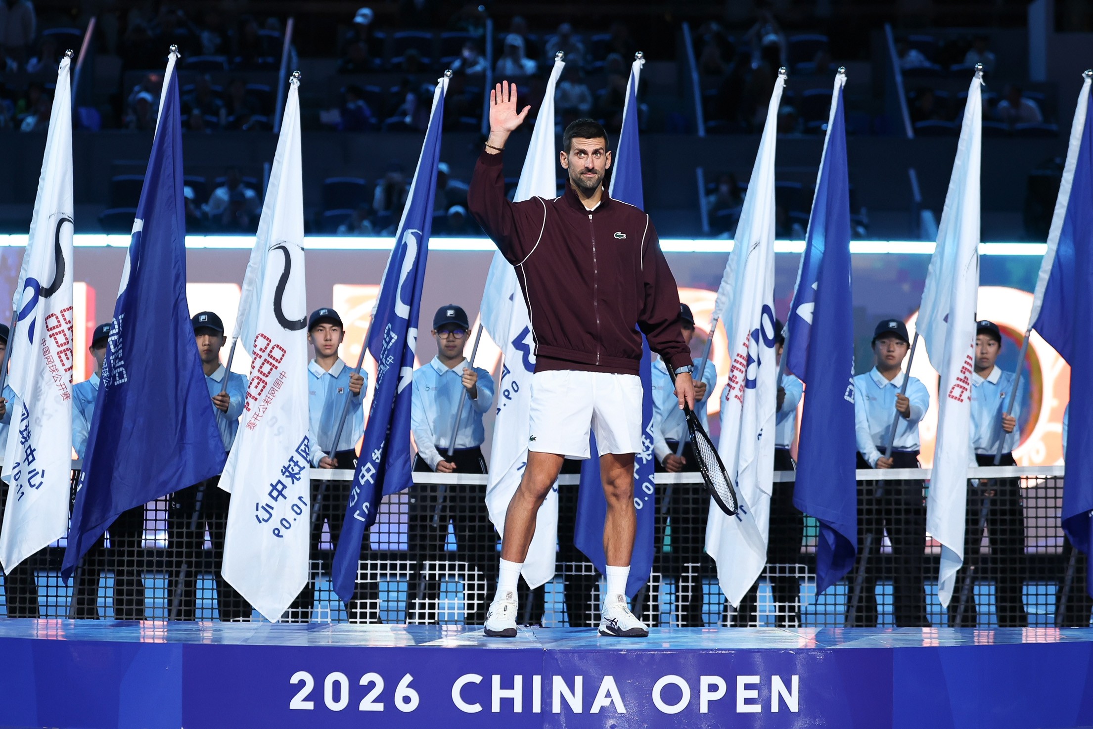 Djokovic vence em Pequim com abandono de De Minaur e aumenta invencibilidade no torneio
