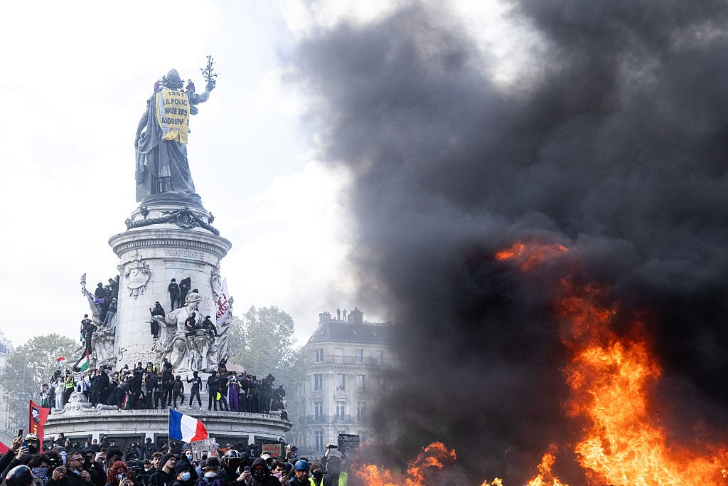 França anuncia novos toques de recolher após iniciar julgamentos de detidos em protestos