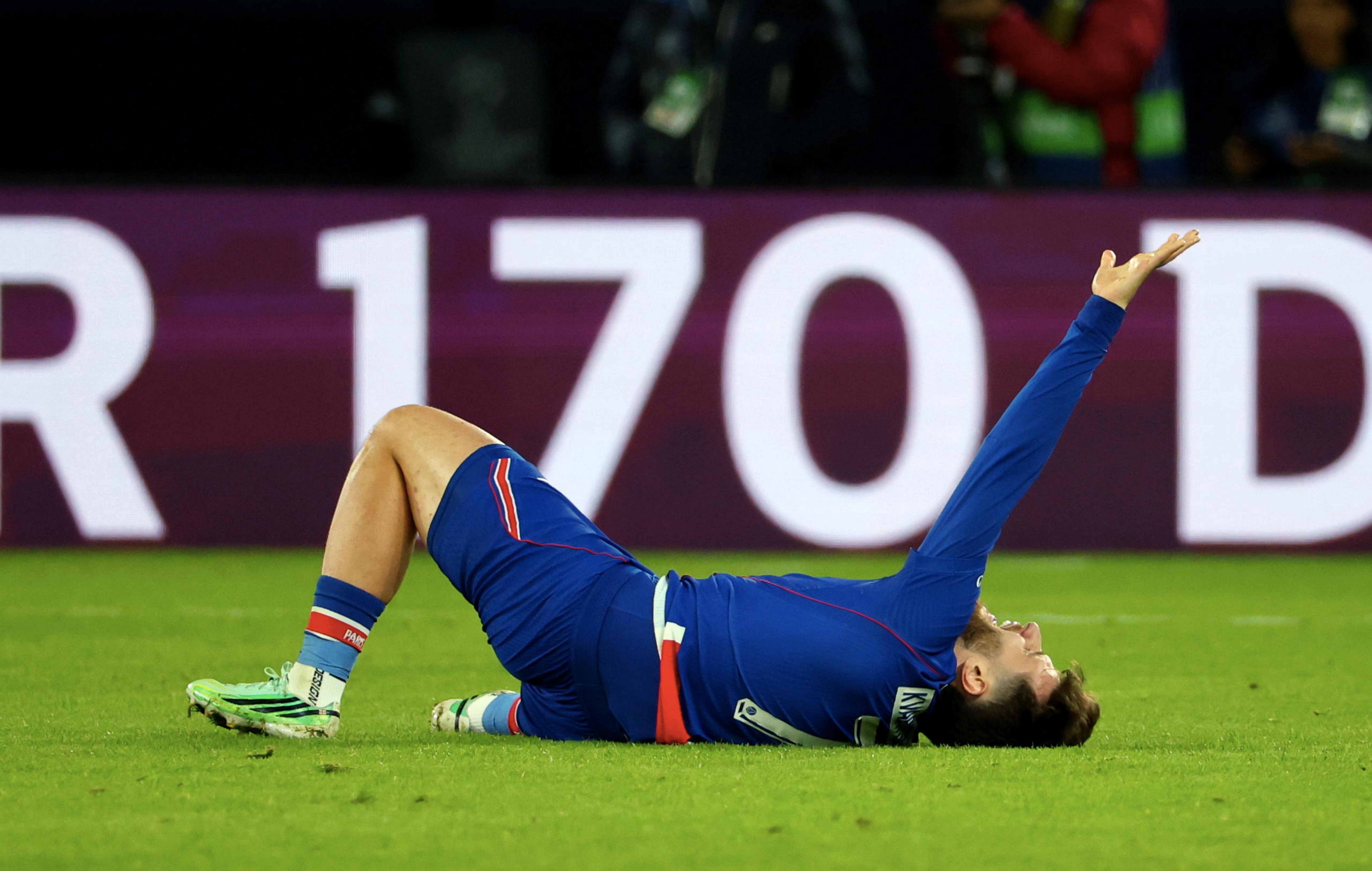 PSG perde três titulares por lesão em vitória sobre o Barcelona na Champions