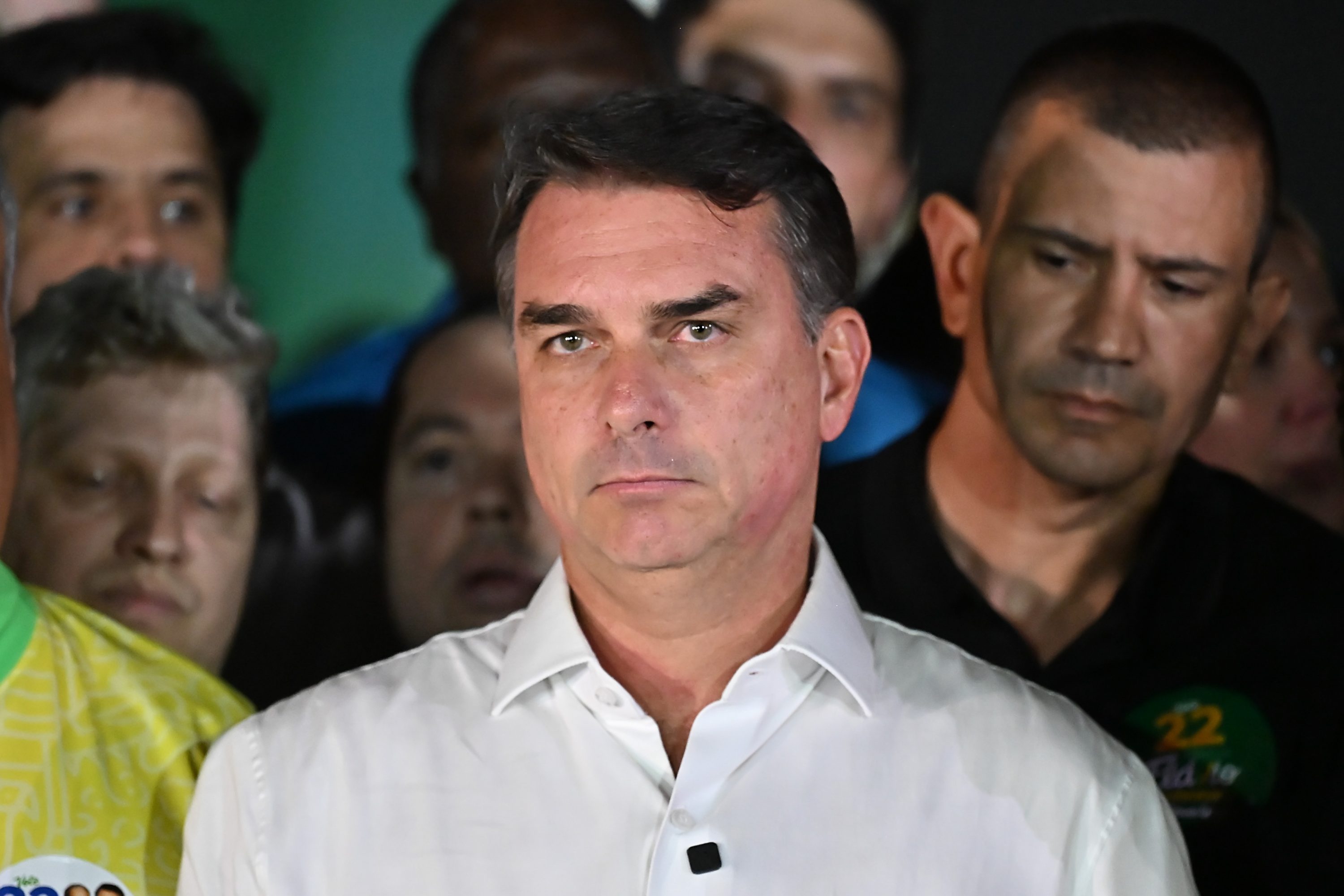 Flávio Bolsonaro é considerado foragido? O que diz especialista em direito penal