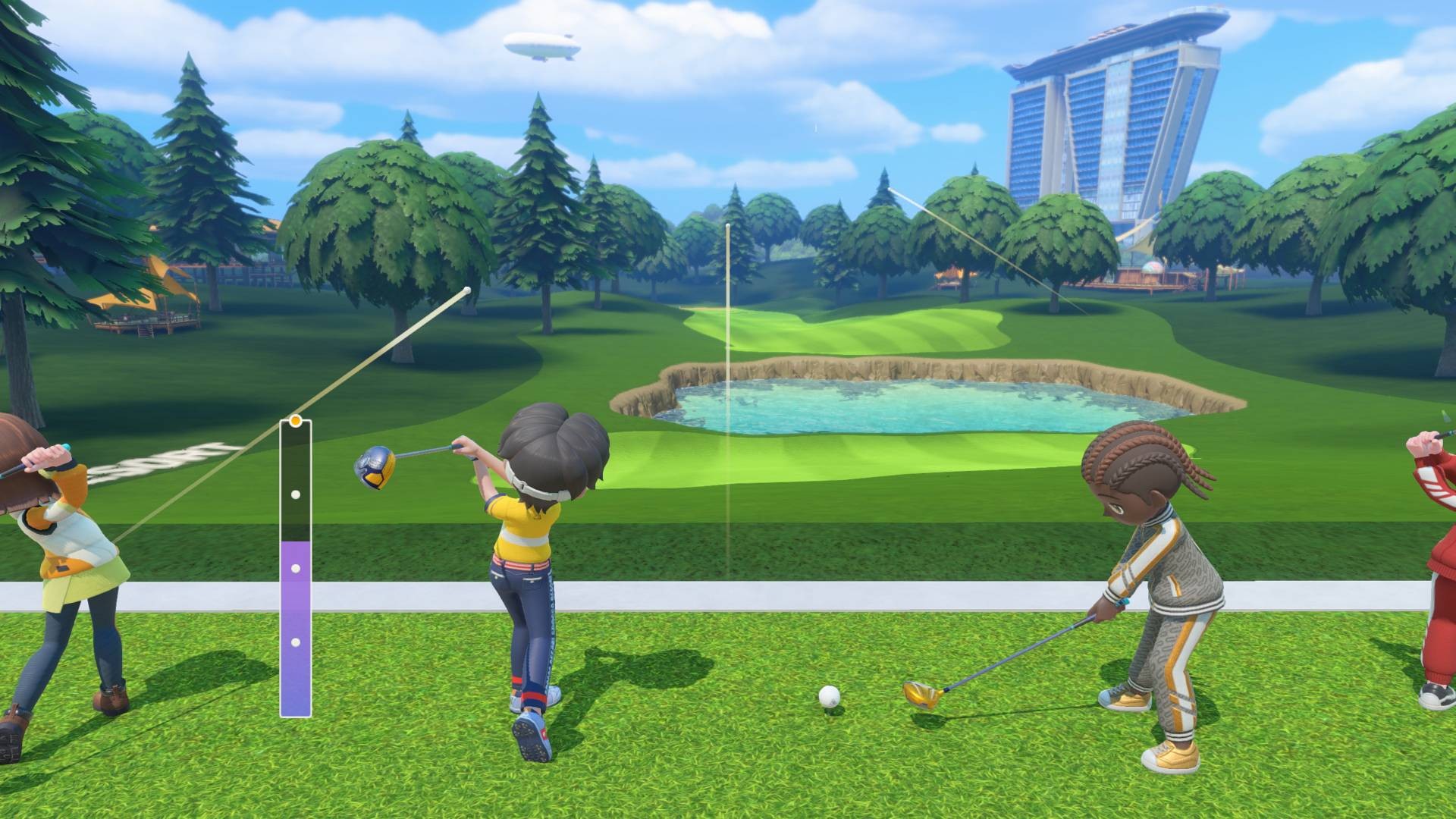 Quatro avatares de videogame jogam golfe em um campo verde com lago e árvores. Um avatar de cabelo escuro e camisa amarela balança o taco, enquanto outro de cabelo castanho e agasalho cinza se prepara para a tacada. Um dirigível e um prédio moderno aparecem ao fundo sob céu azul.