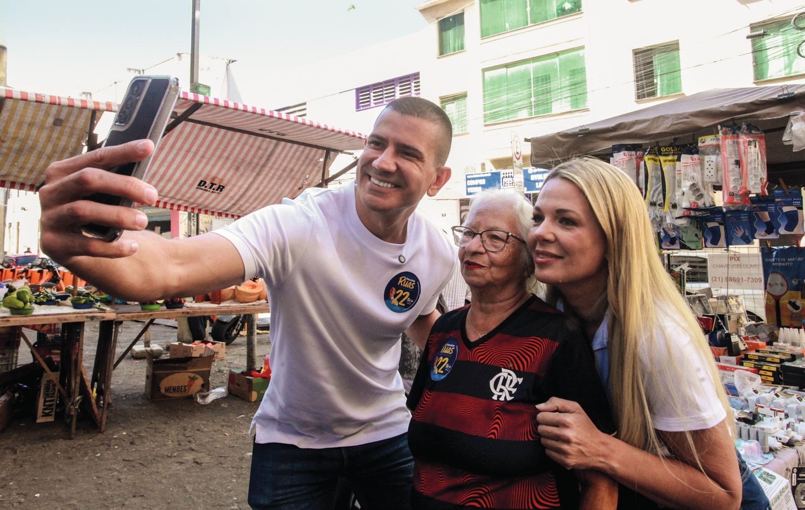 Apoiadores celebram vantagem de Douglas Ruas em sede do PL no RJ