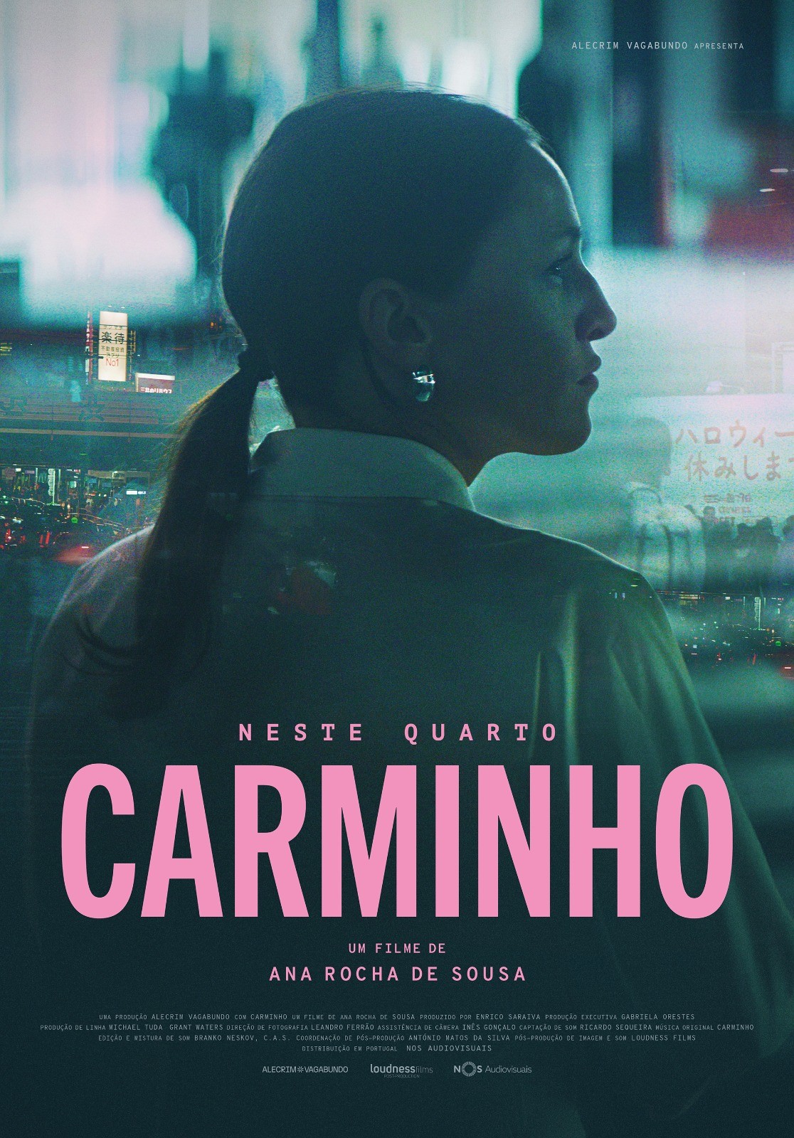 Pôster de filme com mulher de perfil, cabelo preso em rabo de cavalo, olhando para a direita. Ao fundo, luzes urbanas borradas e letreiros em japonês. O título NESTE QUARTO CARMINHO em rosa vibrante domina a parte inferior