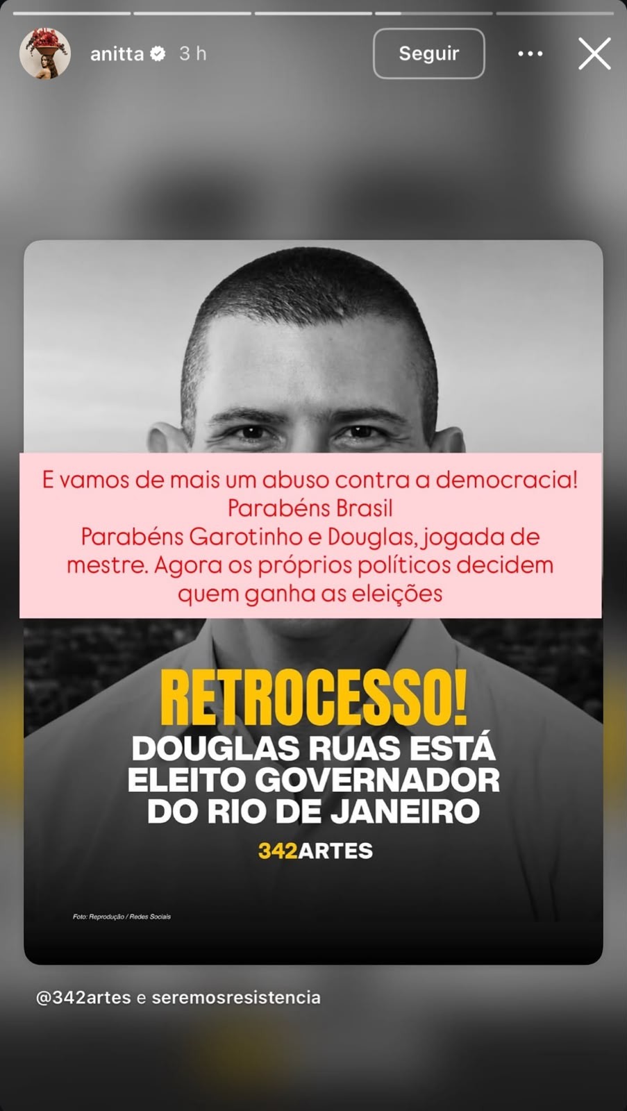 Post de Anitta no Instagram com foto em preto e branco de um homem sorrindo, com texto sobre abuso contra a democracia e a eleição de Douglas Ruas para governador do Rio de Janeiro