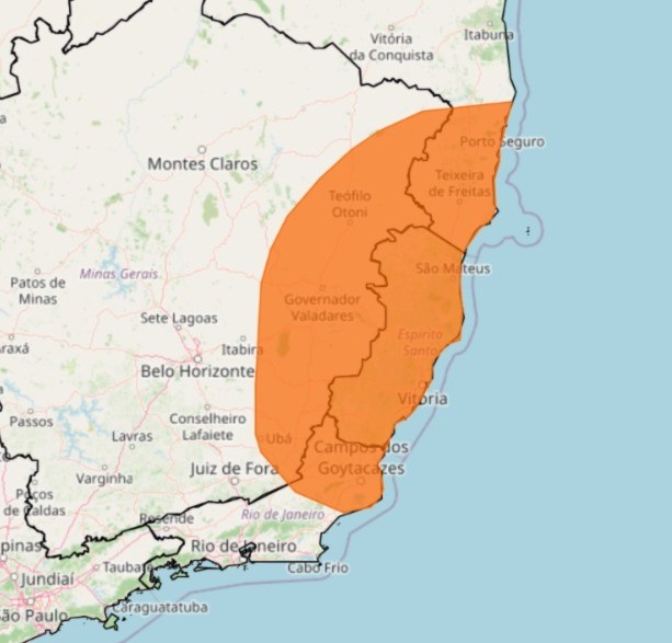 Mapa do Brasil com destaque laranja para a região leste de Minas Gerais, Espírito Santo e norte do Rio de Janeiro, indicando alerta meteorológico