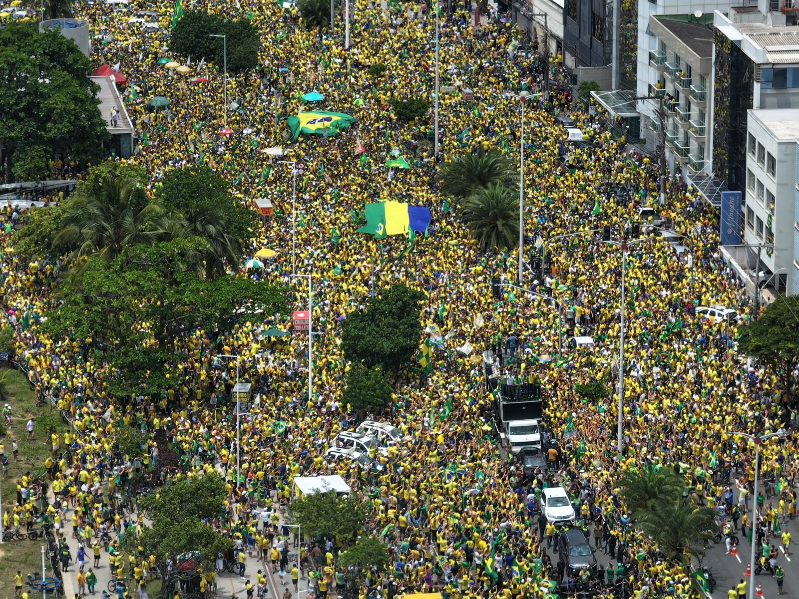 Flávio Bolsonaro realiza ato no ES com milhares de apoiadores ao lado de Nikolas e Tarcísio
