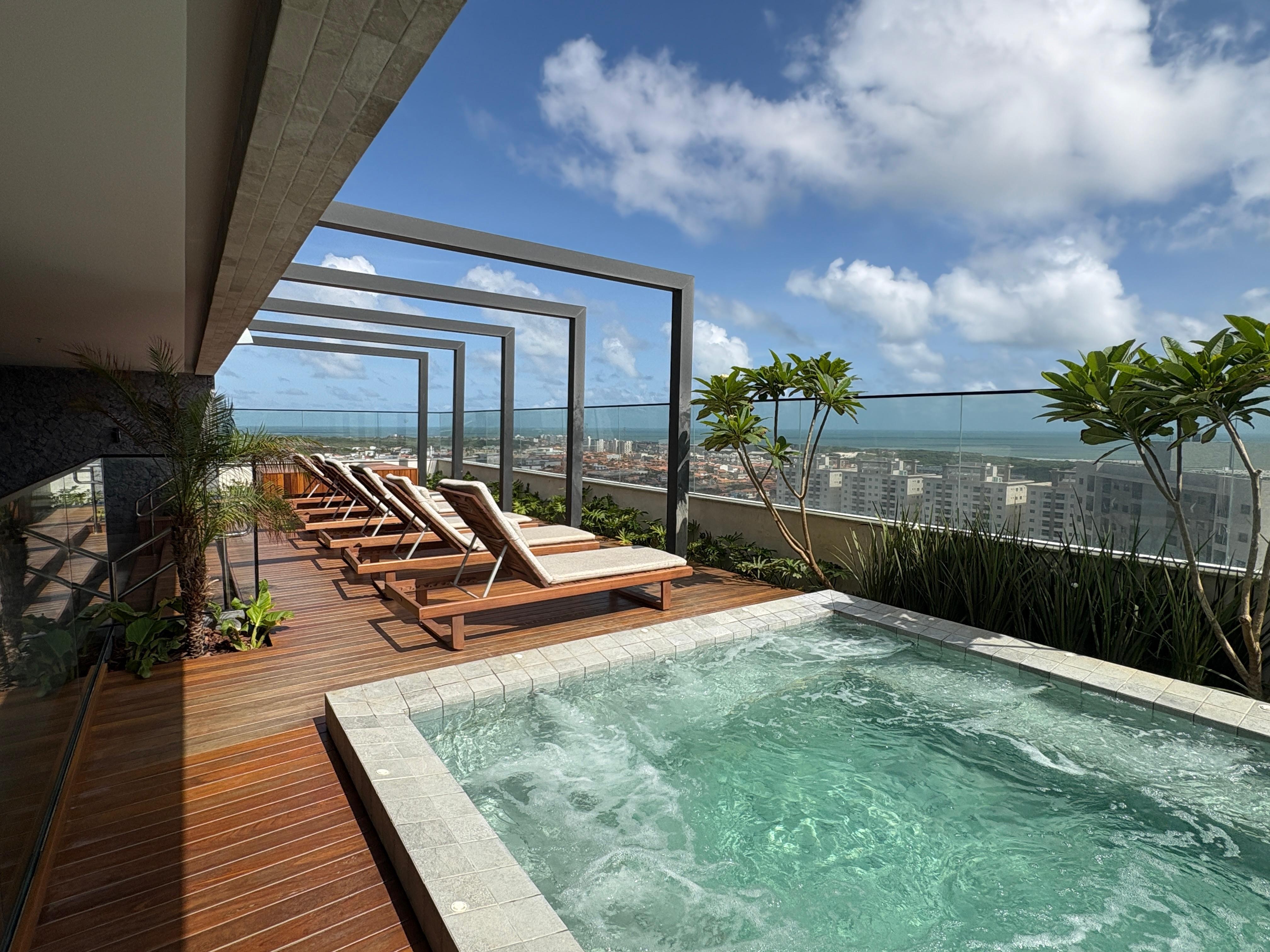 Rooftop: o local é ideal para relaxar, entre espreguiçadeiras e hidromassagens; o local ainda tem um bar e restaurante