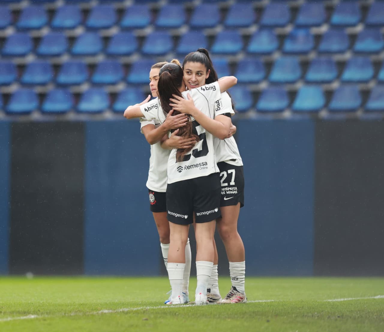 Belén Aquino desencanta na Libertadores e Corinthians goleia Santa Fe