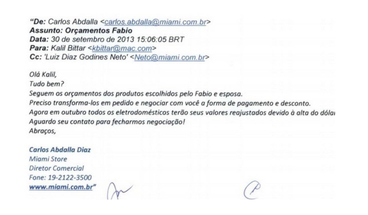 E-mail de Carlos Abdalla da Miami Store para Kalil Bittar, datado de 30 de setembro de 2013, sobre orçamentos de produtos para Fábio e sua esposa, informando sobre reajuste de valores de eletrodomésticos devido à alta do dólar e aguardando contato para negociação. O e-mail inclui o nome do remetente, cargo, telefone e site da empresa, com duas assinaturas manuscritas abaixo