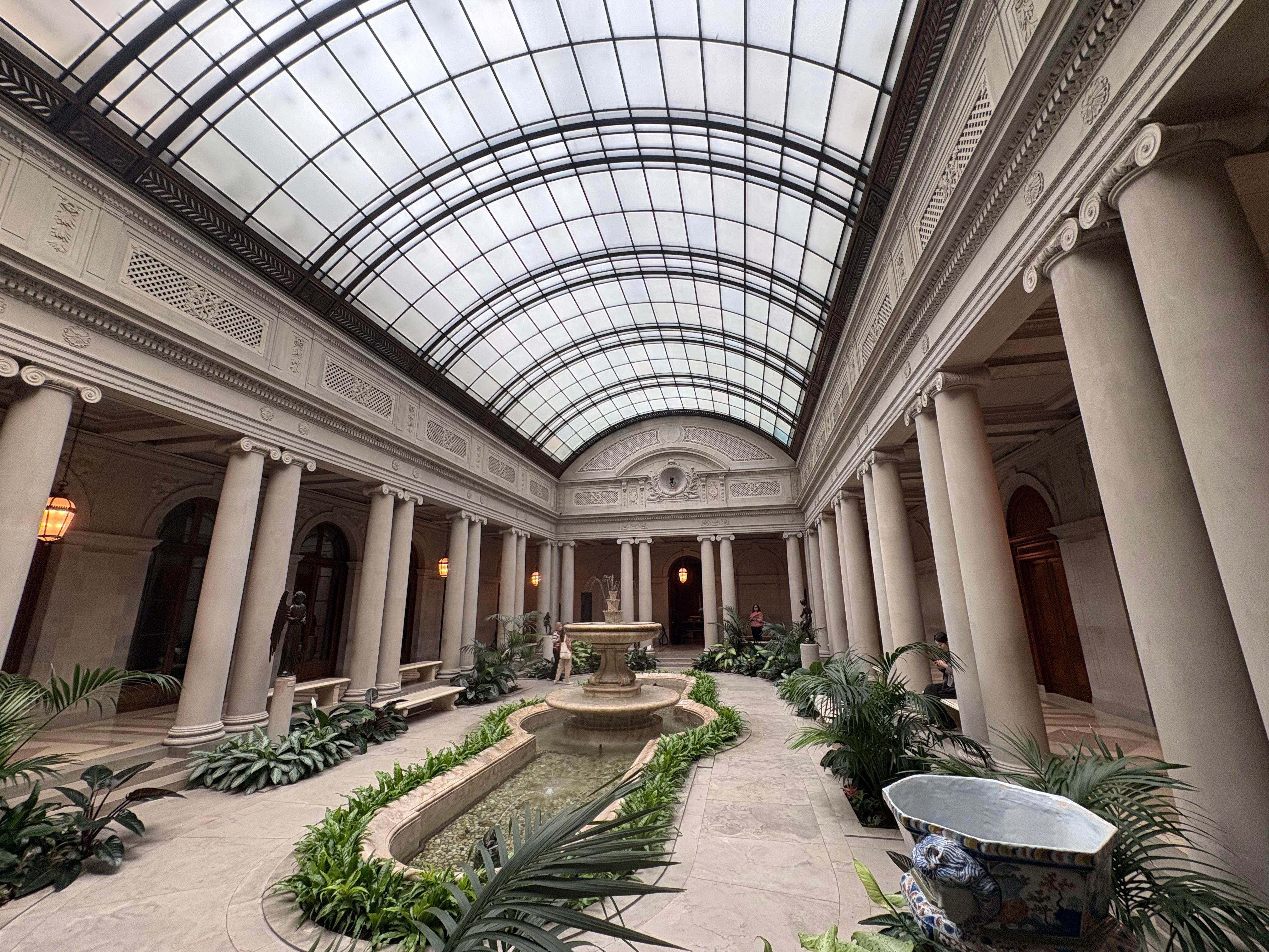 Jardim interno do The Frick Collection: o museu está instalado na antiga mansão do magnata do aço Henry Clay Frick