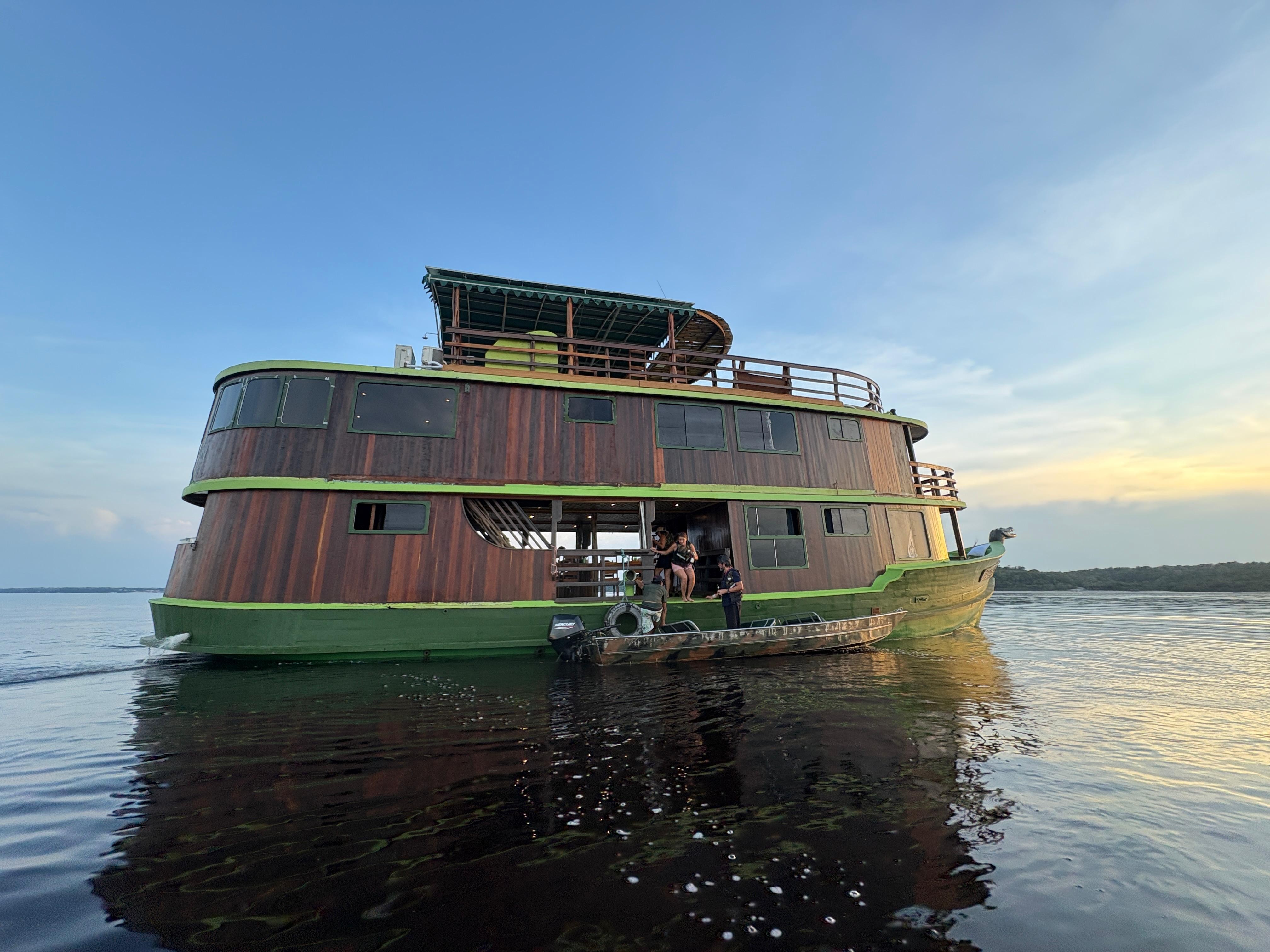 Jacaré-açu: o barco percorre cerca de 400 quilômetros no Rio Negro, em meio à Floresta Amazônica, e os passeios são feitos a bordo de