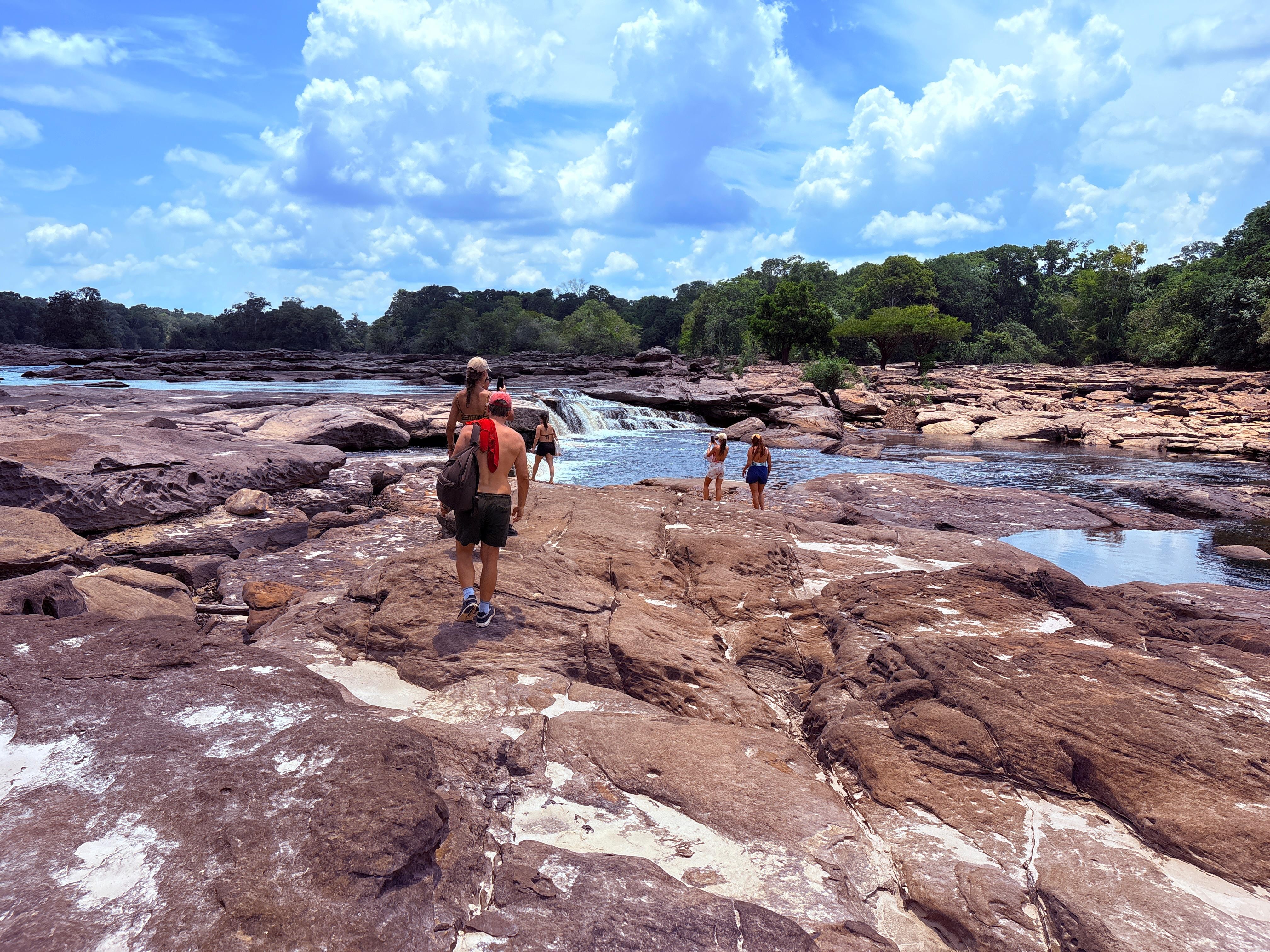 Banho de cachoeira ao longo do rio: na época da seca, como agora, as formações rochosas ficam mais à mostra junto a várias quedas d'água