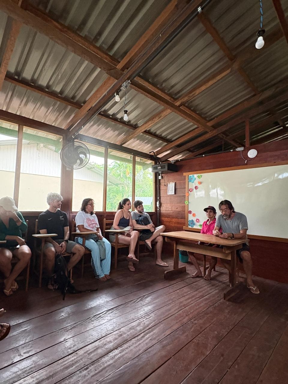 Sala de aula de uma comunidade ribeirinha: durante a expedição, os passageiros têm a chance de conhecer a realidade local e alguns projetos sociais e ambientais