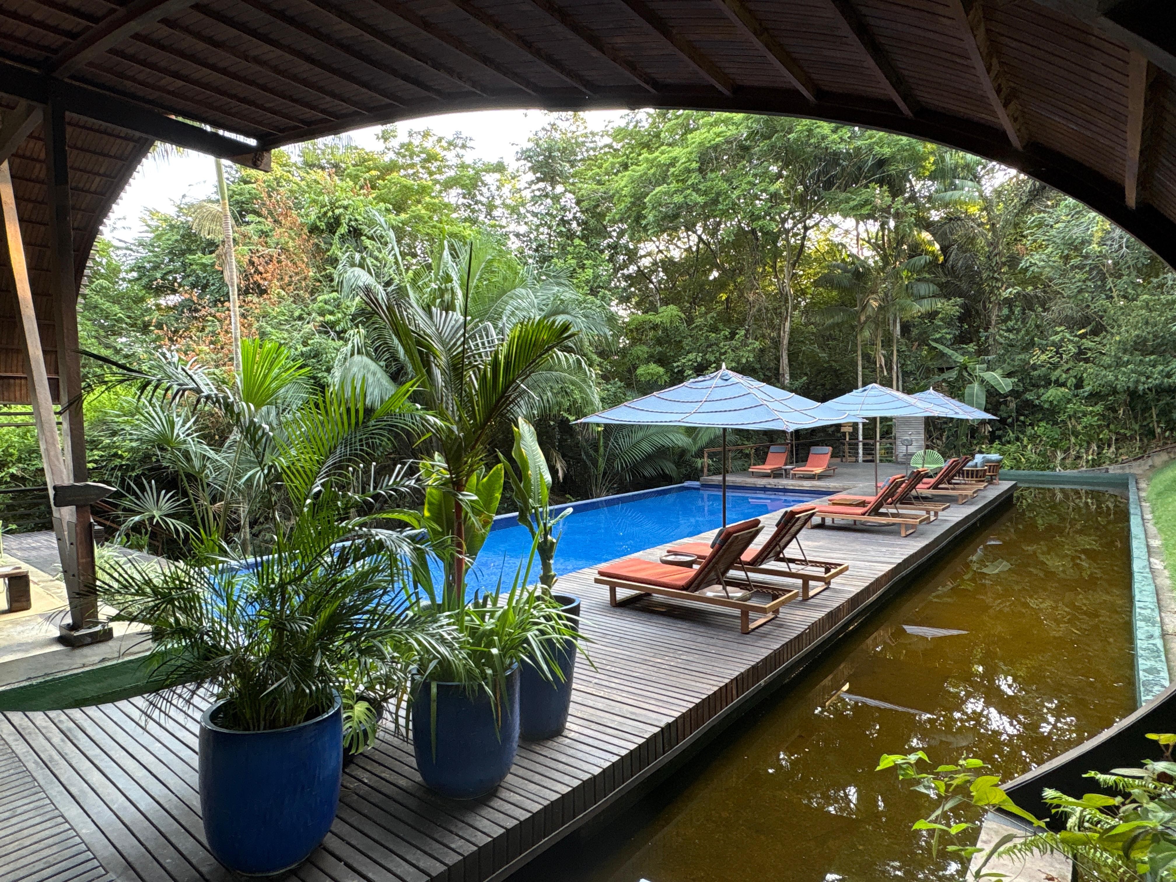 Área da piscina do Mirante do Gavião Amazon Lodge: conforto e sofisticação em meio à floresta e à cidade de Novo Airão