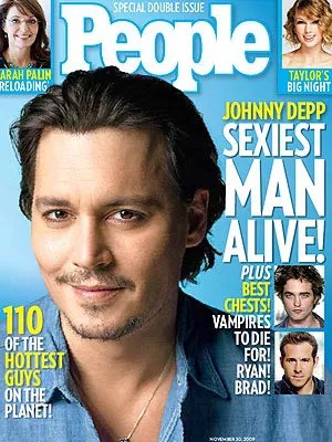 Capa da revista People com Johnny Depp em primeiro plano, sorrindo levemente, cabelo escuro e barba rala, vestindo camisa jeans. Títulos: Johnny Depp Sexiest Man Alive!, 110 of the Hottest Guys on the Planet!. Fotos menores de Sarah Palin, Taylor Swift, Robert Pattinson e Ryan Reynolds.