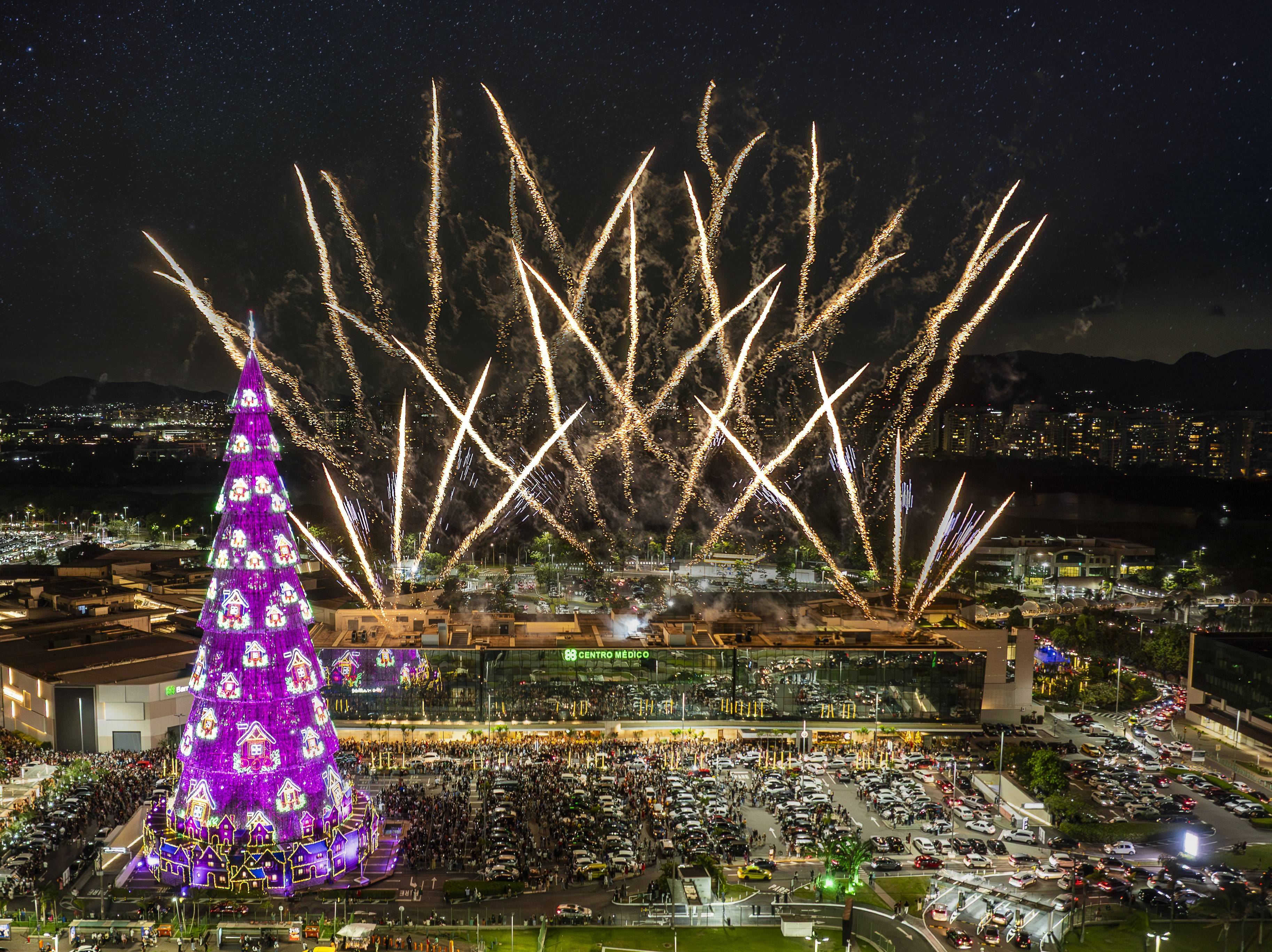 Desde 2017, o shopping abriga a maior árvore de natal da cidade, hoje com 75 metros de altura