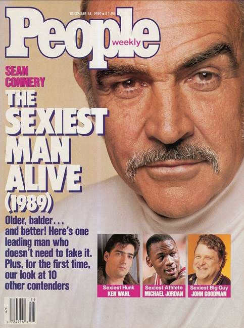 Capa da revista People Weekly de 18 de dezembro de 1989, com Sean Connery em close-up, olhando para a frente, com bigode e sobrancelhas grossas. O título principal diz Sean Connery The Sexiest Man Alive (1989). Abaixo, três fotos menores de Ken Wahl, Michael Jordan e John Goodman.
